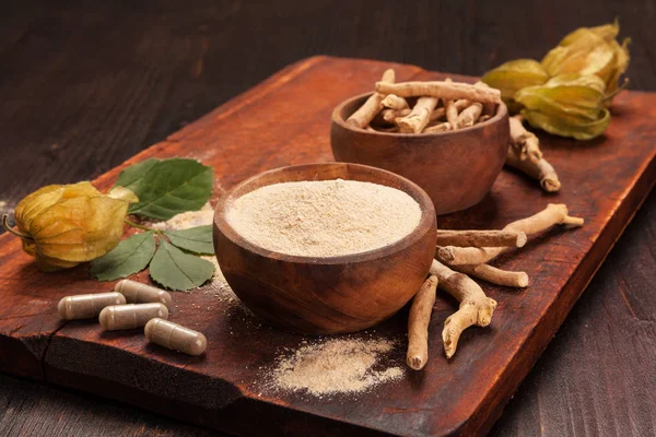 Kökleri ve Ashwagandha ahşap arka plan olarak da bilinen Hint ginseng tozu. Kanser, uyguladı ve depresyon faydaları anti saç dökülmesi.