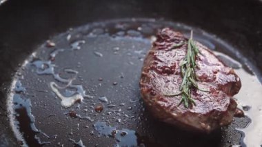 Yumurta ve biberiye tava pişirme lezzetli biftek.