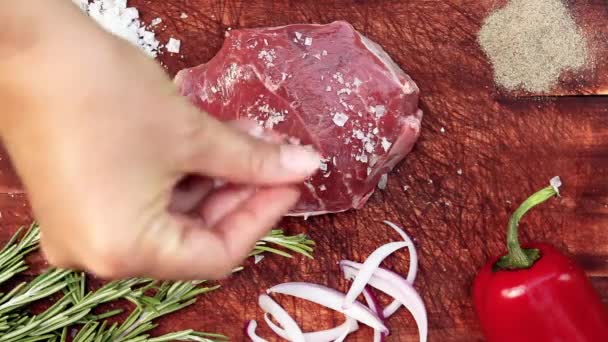 Preparando Delicioso Bistec Crudo Para Barbacoa Desde Arriba Sobre Tabla — Vídeos de Stock
