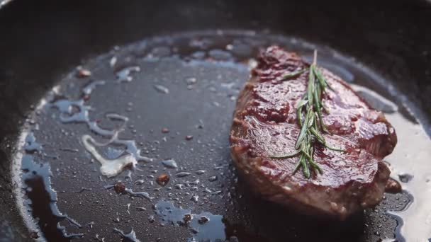 Steak Lezat Dengan Telur Dan Rosemary Memasak Atas Panci — Stok Video