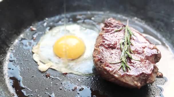 Delicioso Bistec Con Huevo Romero Cocinado Sartén — Vídeos de Stock