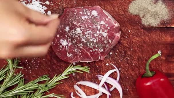 Příprava Surové Steak Vaření Shora Dřevěný Stůl — Stock video