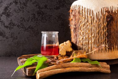 Ayahuasca demlemek Şamanik Davul ve şifalı otlar.