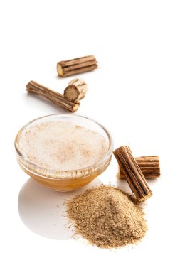 Afrika rüya bitki kökleri, toz ve çay izole üzerinde beyaz arka plan ayıklamak.