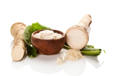 Beyaz arka plan üzerinde izole ahşap kase taze ve rendelenmiş horseradish.