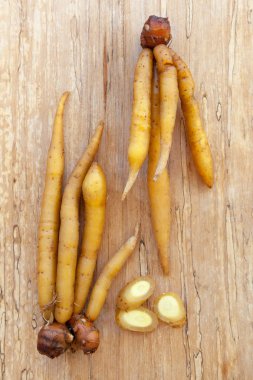 Chinesse zencefil çayı yukarıdan ahşap masa üzerinde fingerroot olarak da bilinir. Mutfak ot.