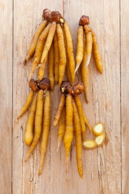 Yukarıdan ahşap masa üzerine fingerroot Grup.