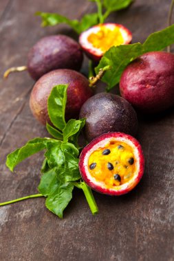 Ahşap arka plan üzerinde yaprakları ile tutku meyve Maraquia.