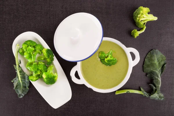 Heerlijke Gezonde Broccoli Soep Kom Van Bovenaf — Stockfoto