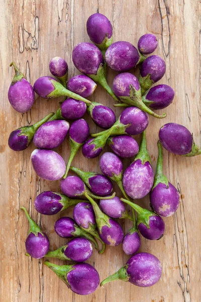 Grupp Baby Violet Äggplantor Träbord Från Ovan — Gratis stockfoto