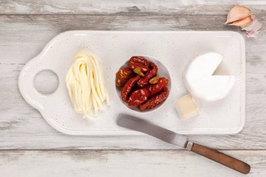 Tapas yukarıdan. Kuru Domates, peynir ve sarımsak.