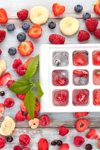 Frutas Bayas Frescas Liofilizadas Congeladas Desde Arriba Una Mesa Madera — Foto de Stock