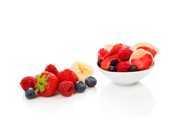 Frische Und Gefriergetrocknete Früchte Isoliert Auf Weißem Hintergrund — Stockfoto