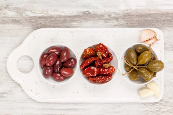 意大利开胃菜从上面 干西红柿 大蒜和橄榄 — 免费的图库照片