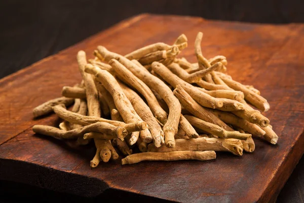 Aswagandha Root Houten Tafel Kruiden Adaptogen Geneeskunde — Stockfoto