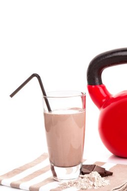 Çikolata protein sallamak toz ve beyaz arka plan üzerinde izole kumaş üzerine kettlebell.