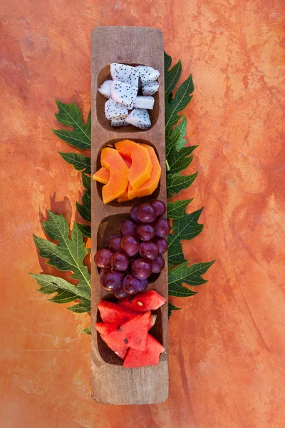 Köstliche Tropische Früchte Hölzerner Platte Von Oben Auf Orangefarbenem Beton — Stockfoto