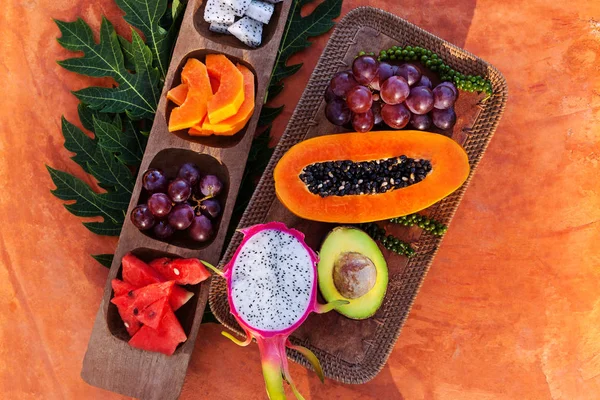 Frutas Tropicales Bandejas Madera Desde Arriba Desayuno Saludable —  Fotos de Stock