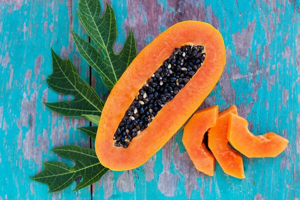 Frische Papayafrüchte Auf Türkisfarbenem Holztisch Von Oben — Stockfoto