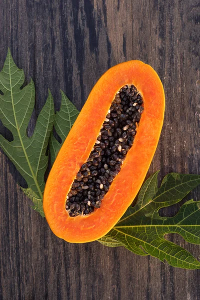Papaya Frutta Sezione Trasversale Tavolo Legno Dall Alto — Foto Stock