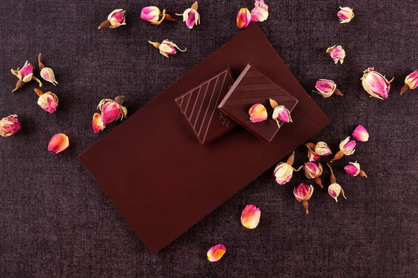 Barretta Cioccolato Fondente Lusso Con Rose Secche Sfondo Nero Dall — Foto Stock