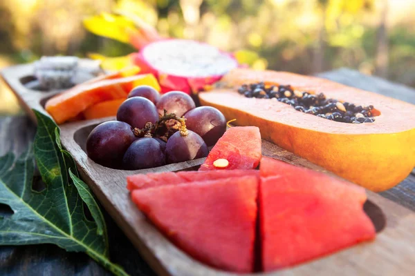 Delicious sehat sarapan buah tropis di atas meja kayu
. — Stok Gambar Delicious Sehat Sarapan Buah Tropis Atas Meja Kayu Stok Foto