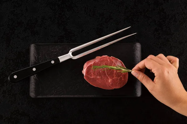 Steak Daging Mentah Yang Mewah Dan Garpu Daging Piring Hitam — Stok Foto