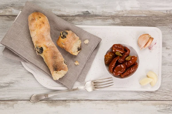 Gedroogde Tomaten Met Knoflook Brood Van Bovenaf Grunge Achtergrond Antipasti — Stockfoto