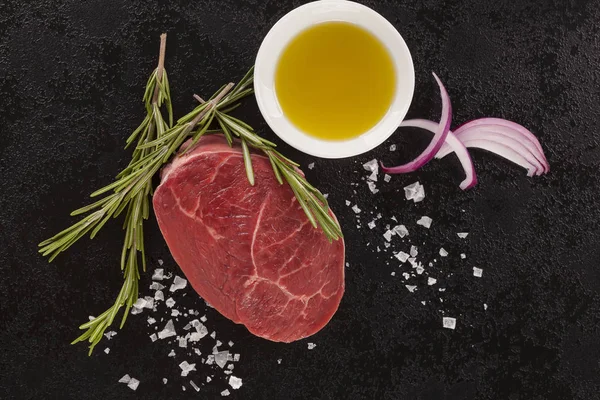 Bistecca Manzo Fresco Crudo Lusso Con Rosmarino Olio Cipolla Piatto — Foto Stock