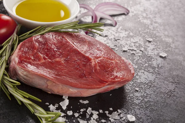 Rauwe Biefstuk Met Kruiden Ingrediënten Voor Het Koken Zwarte Achtergrond — Stockfoto