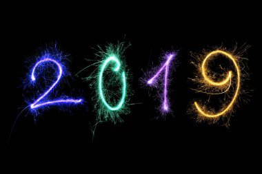 Mutlu yeni yıl 2019 siyah arka plan üzerine izole renkli havai fişek yapılmış. 