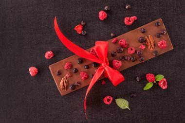 Lezzetli çikolata bar şerit ve sağlıklı meyveleri yukarıdan dondurulmuş.