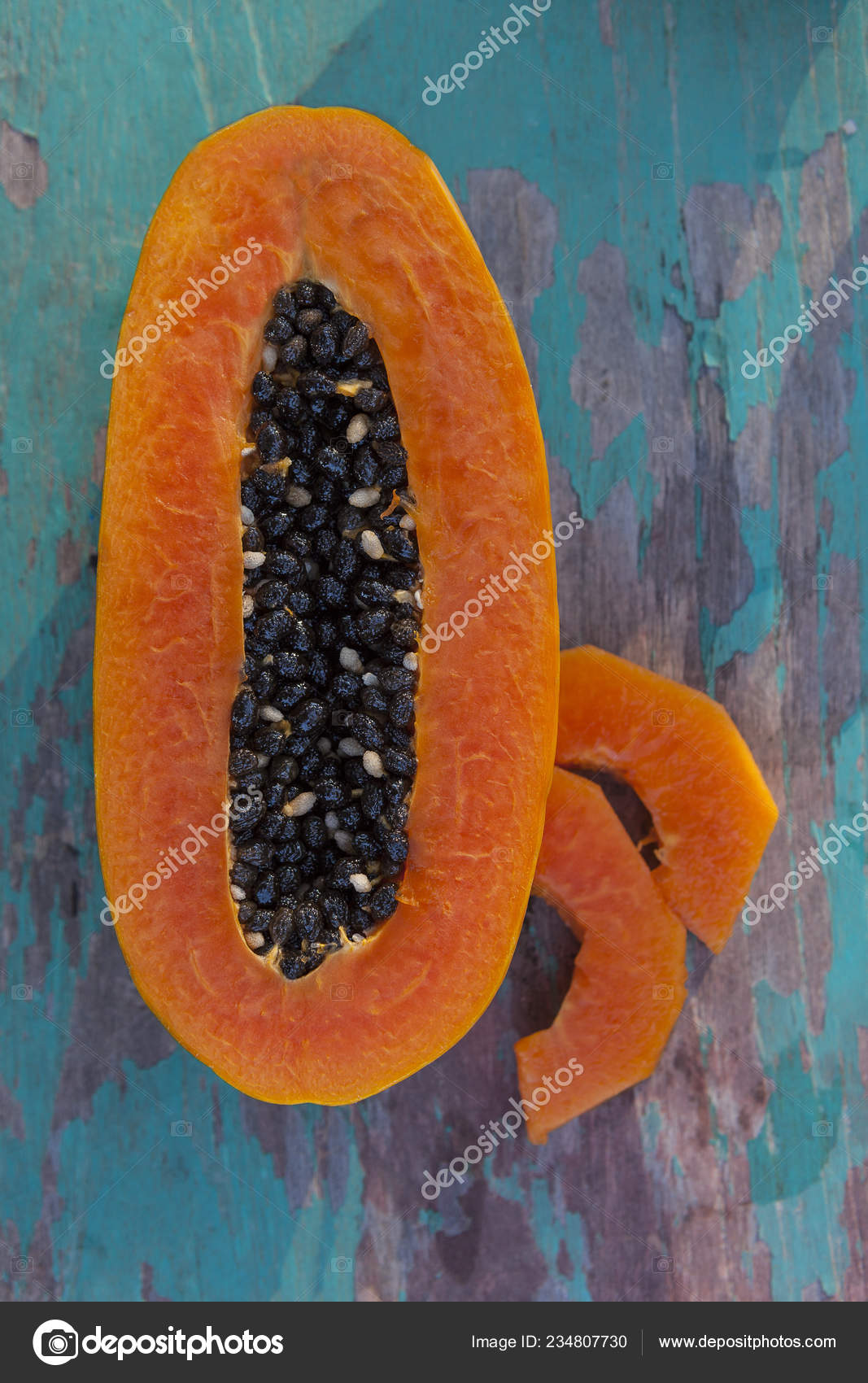 熟したパパイヤ スライスを上から青緑色の木製の背景 健康的な果物を食べる 無料のストック写真 C Eskymaks