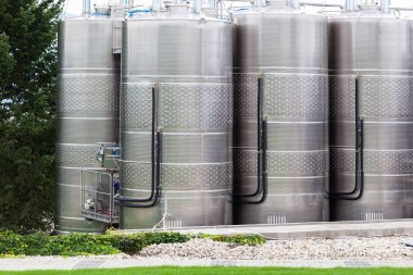 Fermantasyon için büyük tanklar ile modern şarap fabrikası.