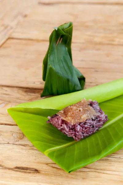Khao Tom çamur - Tay tatlı. Muz yaprak yapışkan pirinç tatlı.