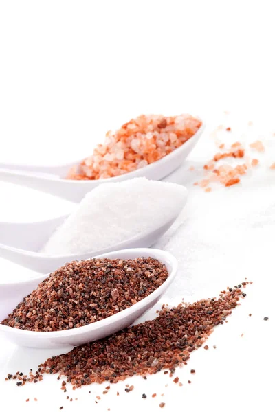 Üzerinde beyaz bckground izole kaşık mutfak ve Himalaya tuzları.