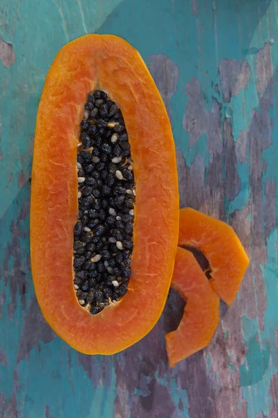 Papaya Madura Con Rodajas Sobre Fondo Madera Turquesa Desde Arriba — Foto de stock gratis