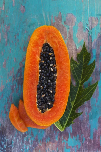 Reife Papaya Mit Grünem Blatt Auf Türkisfarbenem Holzgrund Von Oben — Stockfoto