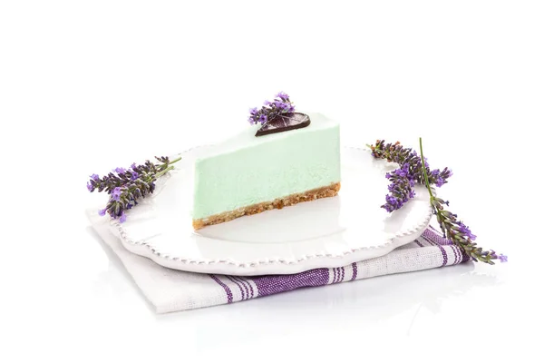 Köstlicher Lavendelkäsekuchen Isoliert Auf Weißem Hintergrund Mit Schokolade Und Blumen — Stockfoto