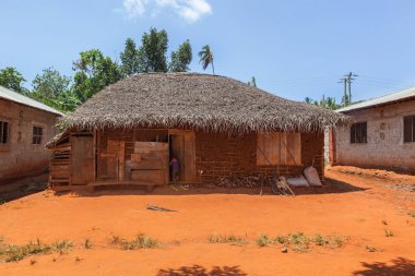 Nungwi, Zanzibar, Tanzanya - 17 Ocak 2017. Toprak, çamur ve saman tipik Afrika kulübe.