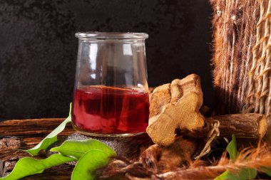 Ayahuasca demlemek Şamanik Davul ve şifalı otlar ile cam.