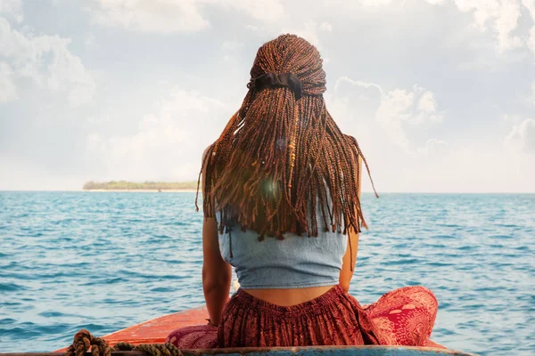 Zanzibar Tanzanie Janvier 2017 Voyageur Féminin Bateau Approchant Une Île — Photo