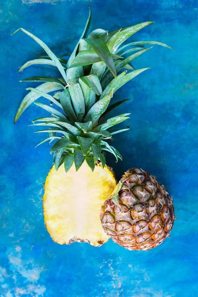 Świeży Ananas Góry Niebieski Tabeli — Zdjęcie stockowe