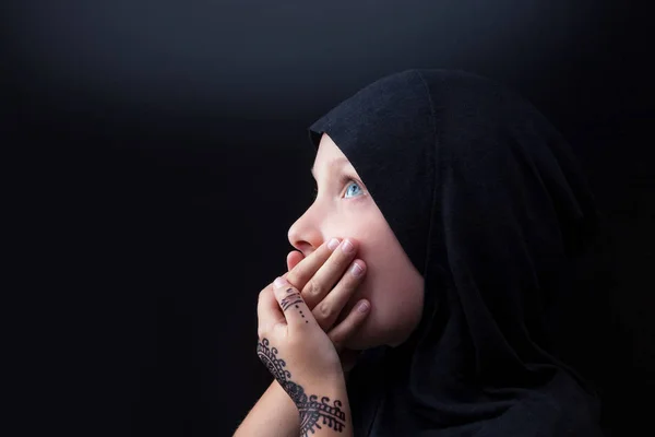 Müslüman Tesettür Ağız Kapsayan Mavi Gözlü Küçük Kız Irkçılık Din — Stok fotoğraf