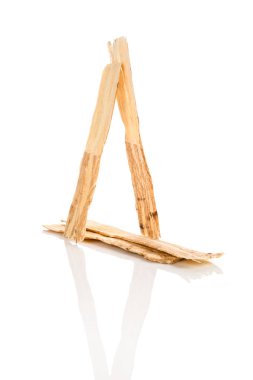 Astragalus kök dilimleri yukarıdan izole edilmiş beyaz arka planda. Bağışıklık sistemini uyarın. Kardiyovasküler fonksiyonunu geliştir.