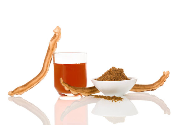 Грибной порошок Рейши в миске и варить в стекле изолированы на белом фоне. Традиционная китайская медицина
.