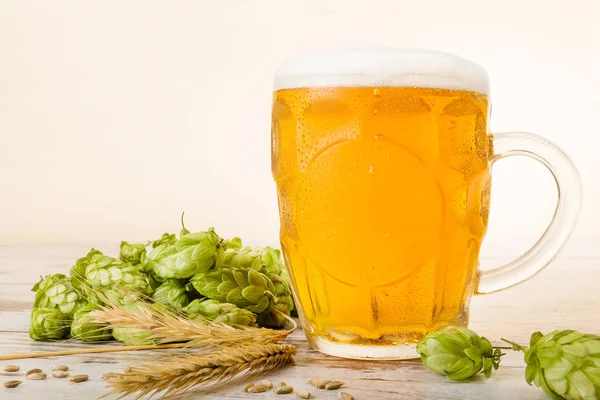 Glas Kaltes Bier Mit Wassertropfen Hopfen Und Gerste Auf Holztisch — Stockfoto