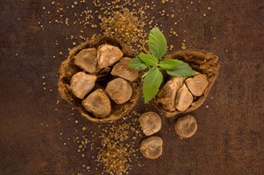 Luo Han Guo namı diğer Monk meyvesi, siyah arka planda doğal ilaç. Güçlü, sağlıklı tatlandırıcı.