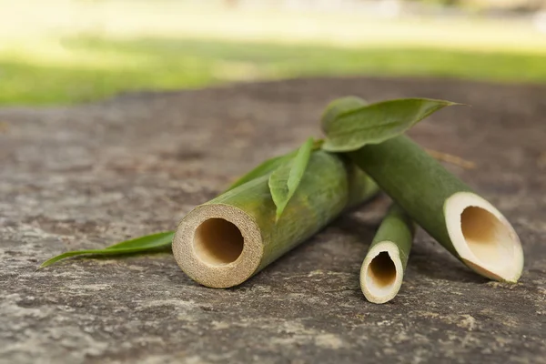 Varas Bambu Redondas Com Folhas Fundo Pedra Matéria Prima Ecológica — Fotografia de Stock