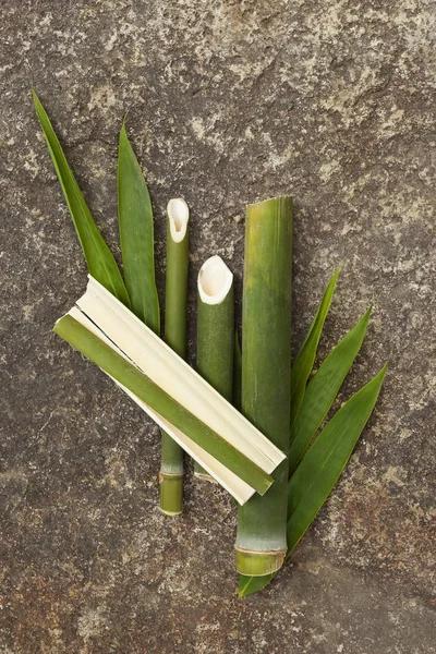 Varas Bambu Redondas Com Folhas Fundo Pedra Matéria Prima Ecológica — Fotografia de Stock